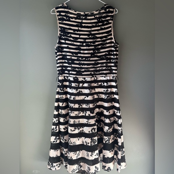 Sandra Darren Lattice Sheer Accent Dress Black Sz 12, scoop neck, A line, floral - Picture 6 of 6